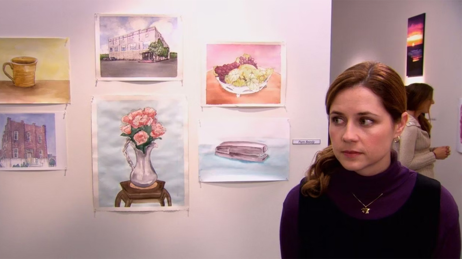 Pam bei der Ausstellung ihrer Bilder.