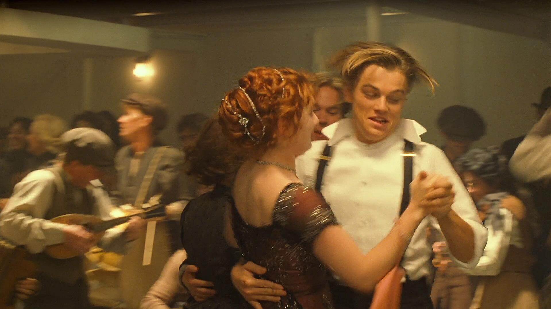 Rose (Kate Winslet) und Jack (Leo DiCaprio) tanzen in der dritten Klasse der RMS Titanic.